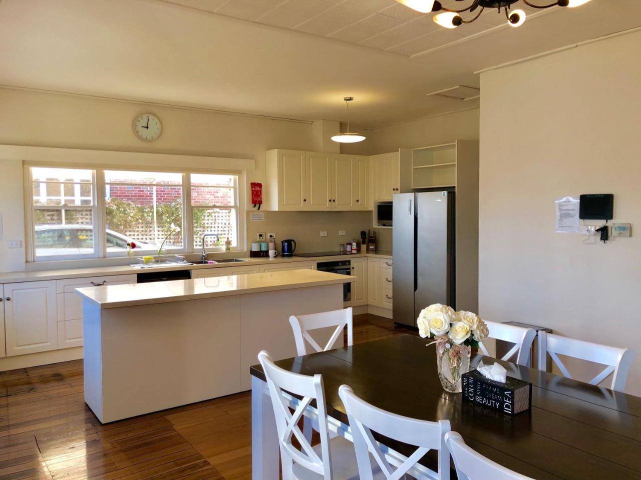 Riverbank Villa Devonport Exterior photo